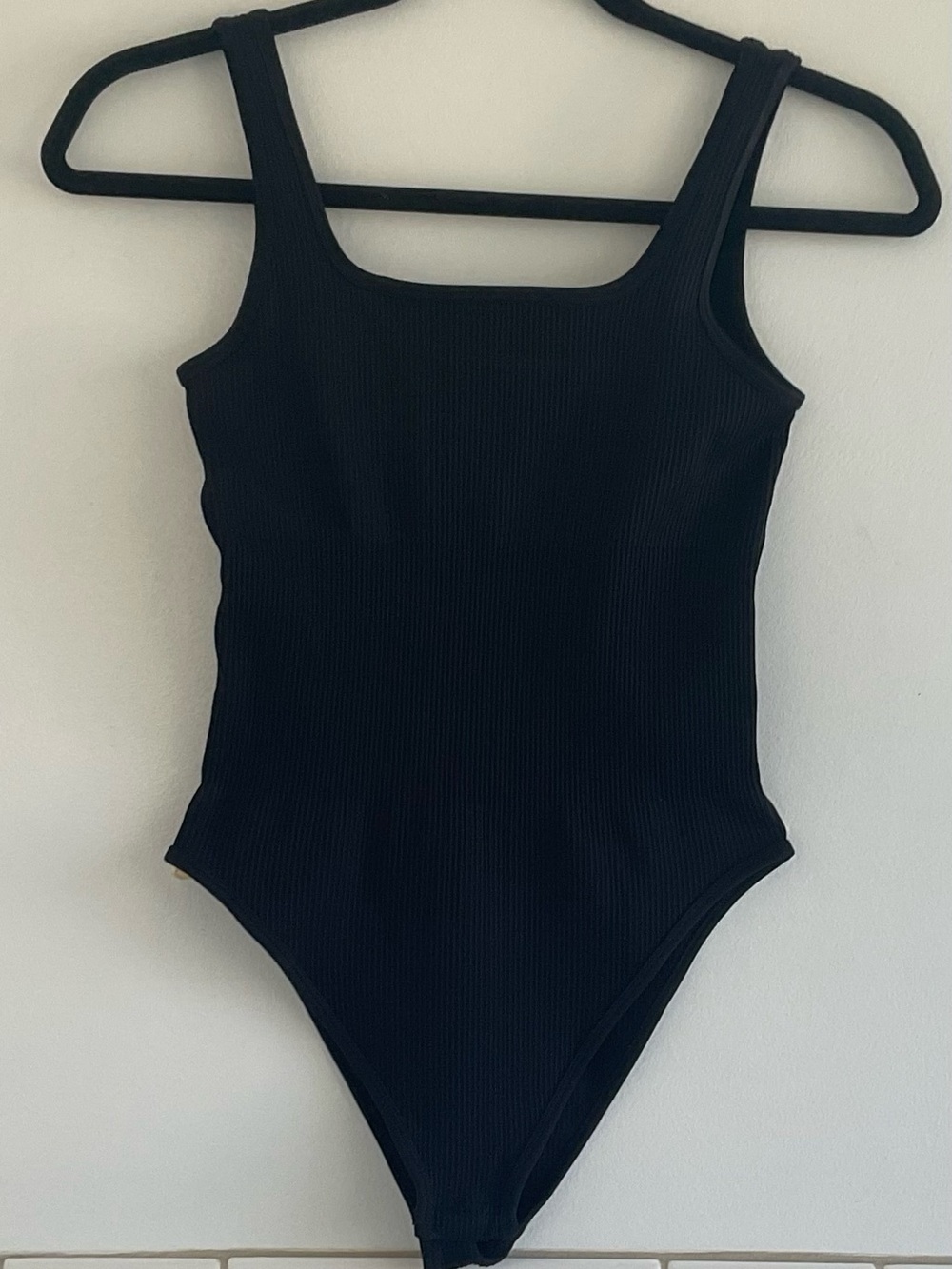 OQQ Black Ribbed Square-Neck Bodysuit - Women. SZ: S